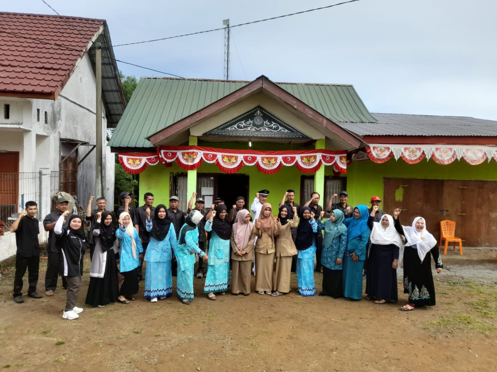 Photo Bersama Perangkat Kampung dan Ibu Kader